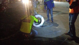 Raya Kletek Sering Makan Korban, Warga Tanam Ban di Lubang-lubang Jalan