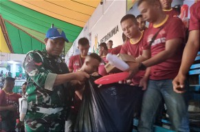 Aksi Simpatik Suporter BIN Bersihkan Sampah GOR Tridharma Gresik