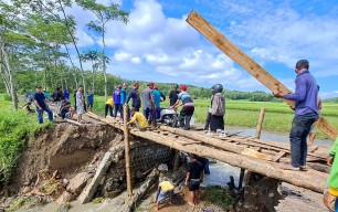 Warga Jombang Terisolir! Jembatan Antar-Kabupaten Putus Diterjang Banjir