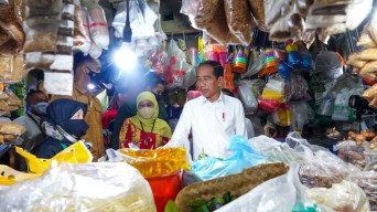 Presiden Jokowi Blusukan ke Pasar Wonokromo, Pastikan Beras Bulog Tepat Sasaran