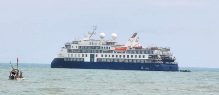 Kapal Pesiar Gagal Sandar di Sumenep, Cuaca Kurang Bersahabat