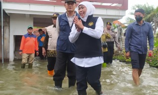 Khofifah Sarankan Pintu Air Kuro Dibangun Lagi untuk Atasi Banjir di Lamongan