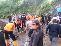 Duh! Batu Raksasa Halangi Mobilitas Warga Ponorogo
