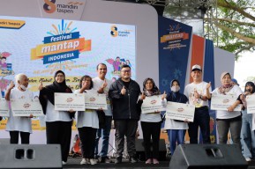 Mas Dhito dan Bank Mandiri Taspen Ajak 500 Pensiunan Senam Bareng