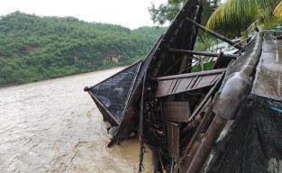 Masjid Apung Pacitan Roboh Diterjang Banjir