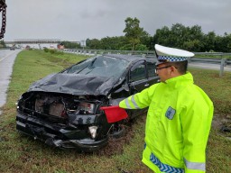 Mobil Kepala Bakesbangpol Pasuruan Kecelakaan di Tol Gempol, 3 Orang Terluka