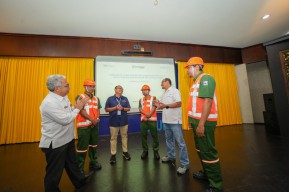 Pelindo Bagikan 1.500 APD Bagi Pekerja Pelabuhan