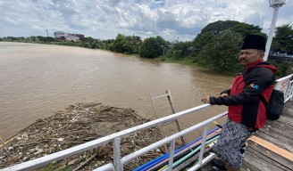Sampah Ancam Konstruksi Jembatan Lama Berumur 154 Tahun di Kota Kediri