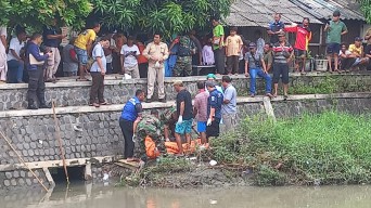 Mayat Pria Mengapung Kejutkan Warga, Diduga Pelaku Pencurian di Sidoarjo