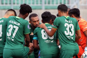 Aji Santoso Minta Pemainnya Tak Sepelekan Borneo FC