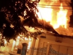 Rumah di Samping SPBU Kota Surabaya Terbakar Hebat