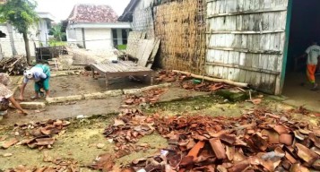 Warga Sampang Tertimpa Rumah saat Hujan Lebat dan Angin Kencang
