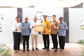 Susanti Megah Raih Anugerah Pelopor Asuh Anak Stunting dari Wali Kota Surabaya
