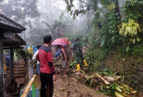 Tebing Longsor di Pacet Mojokerto, Tiga Rumah Rusak