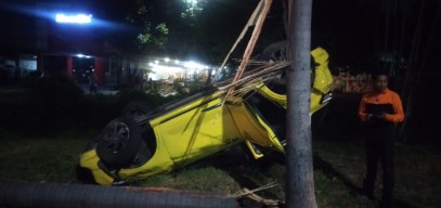 Toyota Raize Mulus jadi Ringsek Usai Terbalik, Kondisi Penumpang Begini