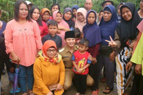 Bupati Trenggalek Jenguk Bocah Korban Peluru Nyasar