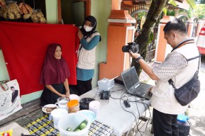 Keliling Kampung, Petugas Rekam e-KTP Warga Disabilitas di Kediri