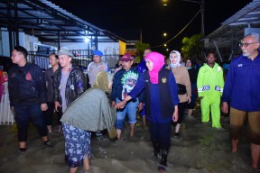 Tinjau Banjir Gresik, Ini Perintah Khofifah kepada PU SDA dan BBWS