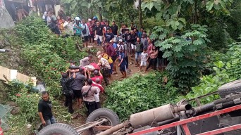 Truk Bermuatan Semen Terperosok dalam Sungai di Blitar, 2 Orang Terluka