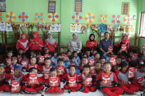 Bunda PAUD Jombang Bagikan Susu hingga Laptop Bareng Alfamart