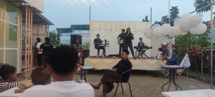 Asyiknya Ngabuburit Sambil Nonton Live Music Suguhan Kafe Milik Ine Febriyanti di Sampang