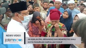 Sejumlah PKL Menangis di Depan Gus Ipul