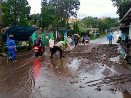 Dampak Banjir di Prigen Pasuruan, Tanah Longsor dan Timpa Rumah