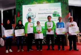 Dapat Penghargaan Adipura, Bupati Jombang Berikan Reward pada Tenaga Kebersihan