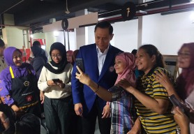 Usai Sidang Disertasi, AHY jadi Magnet Swafoto di Kantin Unair