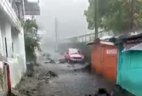 Jalanan di Tretes Pasuruan Jadi Sungai Dadakan Akibat Hujan Deras Dua Jam