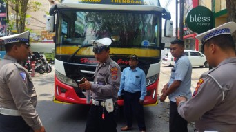 Nekat Potong Jalur di Kediri, Bus Harapan Jaya Kena Batunya