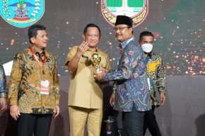 Layanan UHC Kota Pasuruan 100 Persen, Gus Ipul Diganjar Penghargaan