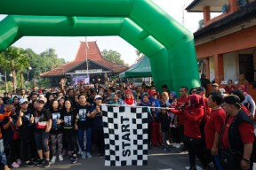 Meriahnya Pergelaran Jalan Sehat Puncak HPN di Mojokerto