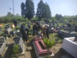 Forum Perguruan Silat di Kediri Bareng-bareng Bersihkan Makam Desa