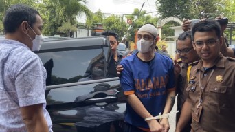 Tersangka KDRT Ferry Irawan Tiba di Kota Kediri, Berpeci dan Tangannya Terikat