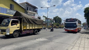 Bahaya! Jalan A Yani Kota Kediri Rusak, Dampak Penutupan Jembatan Bandar Ngalim