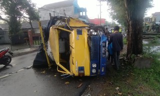 Tabrak Pohon, Truk Muatan Beras Terguling di Jombang