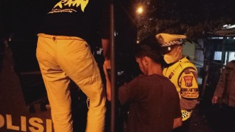 Pemotor Lansia Adu Banteng dengan Pelajar di Depan TPU Cluring Banyuwangi