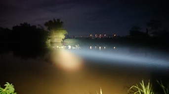 Belasan Pencari Ikan Terjebak di Tengah Sungai Brantas Tulungagung