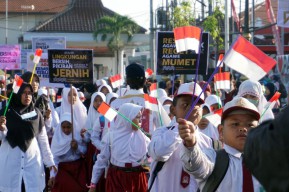 Kampanye Pasuruan Resik dan Tertib, Gus Ipul dan Ribuan Siswa SD Pawai Keliling