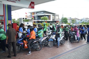 Semringah Ratusan Driver Ojol di Surabaya saat Dapat Bantuan BBM Gratis