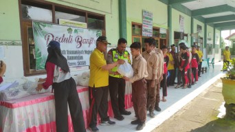 Ketika Pelajar MTs Patungan Bantu Warga Terdampak Banjir di Lamongan