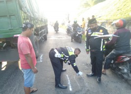 Pemotor di Jombang Tewas Tertabrak Truk, Diduga Akibat Jalan Berlubang