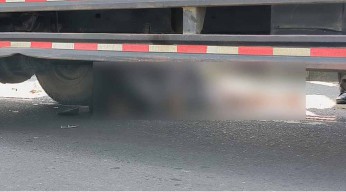 Rem Mandadak hingga Tersenggol Truk, Wanita Pemotor Tewas Masuk Kolong