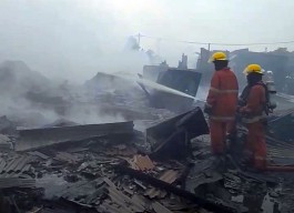 3 Mobil Hangus dalam Kebakaran Gudang di Surabaya, 1 Petugas Terluka