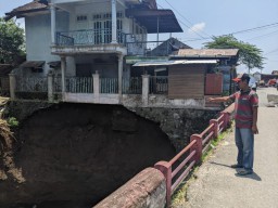 Bibir Sungai Tergerus Air, Keselamatan Penghuni Rumah di Mojokerto Ini Terancam