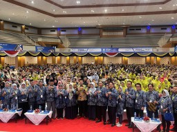 UT Surabaya Gelar Seminar Jelang Wisuda: Bergerak, Maju Bersama Bangun Bangsa