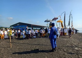 Ratusan Umat Hindu Banyuwangi Melasti di Pantai Marina Boom