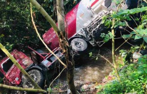 Truk Pertamina Nyungsep ke Sungai di Malang, Sopir Terbawa Arus 200 Meter