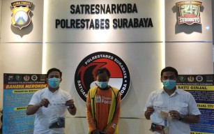 Sibuk Melinting Ganja di Siang Bolong, Pria Surabaya Diringkus Polisi